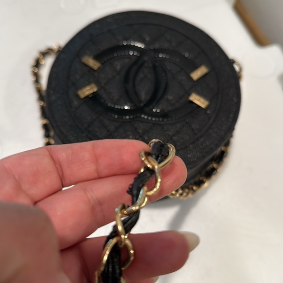 Chanel Filigree Round Clutch with Chain Quilted Caviar Mini - Picture 3 of 16